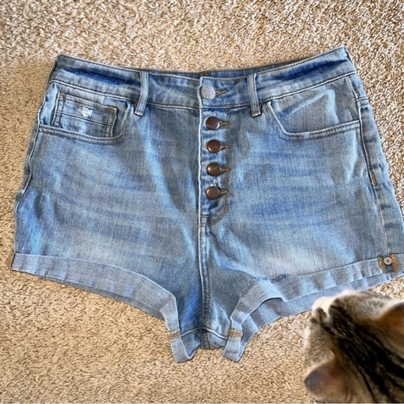 #109 🥀 Kendall & Kylie Jean Shorts - Picture 2 of 7